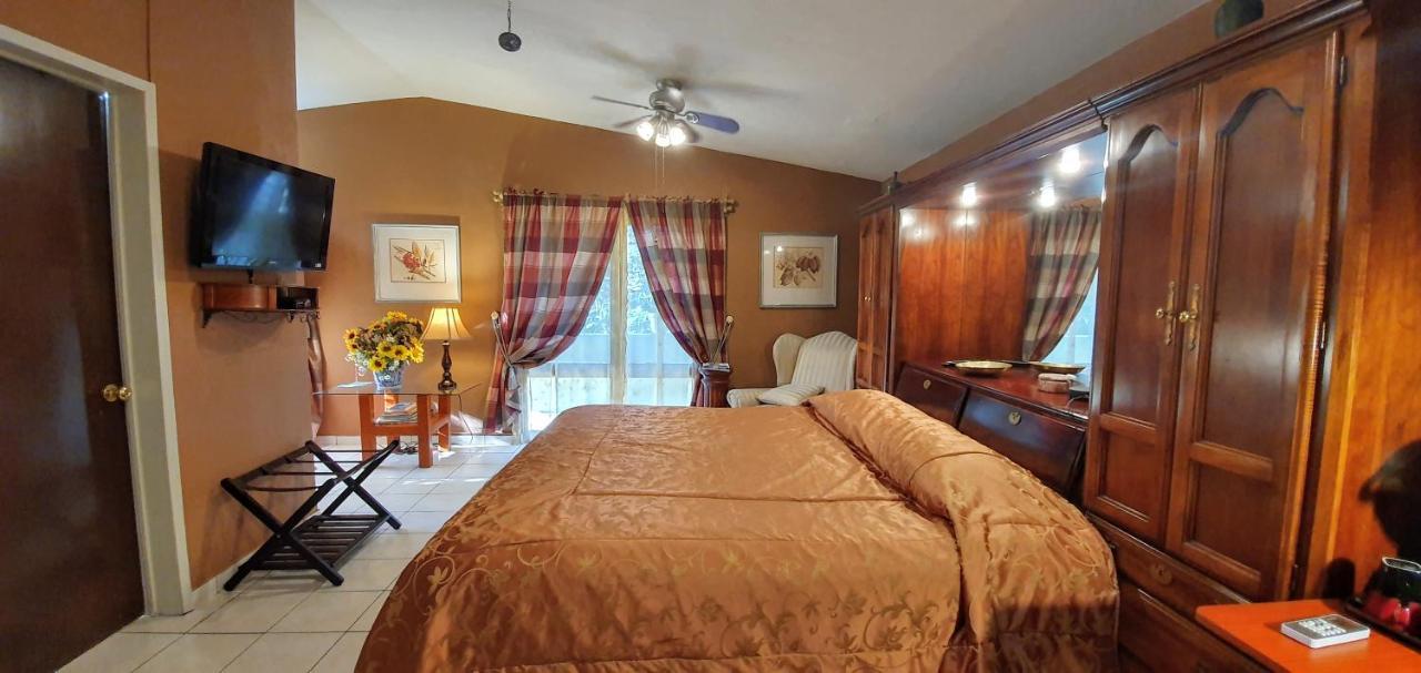 Dickinson Guest House, Guadalajara Expo Екстериор снимка