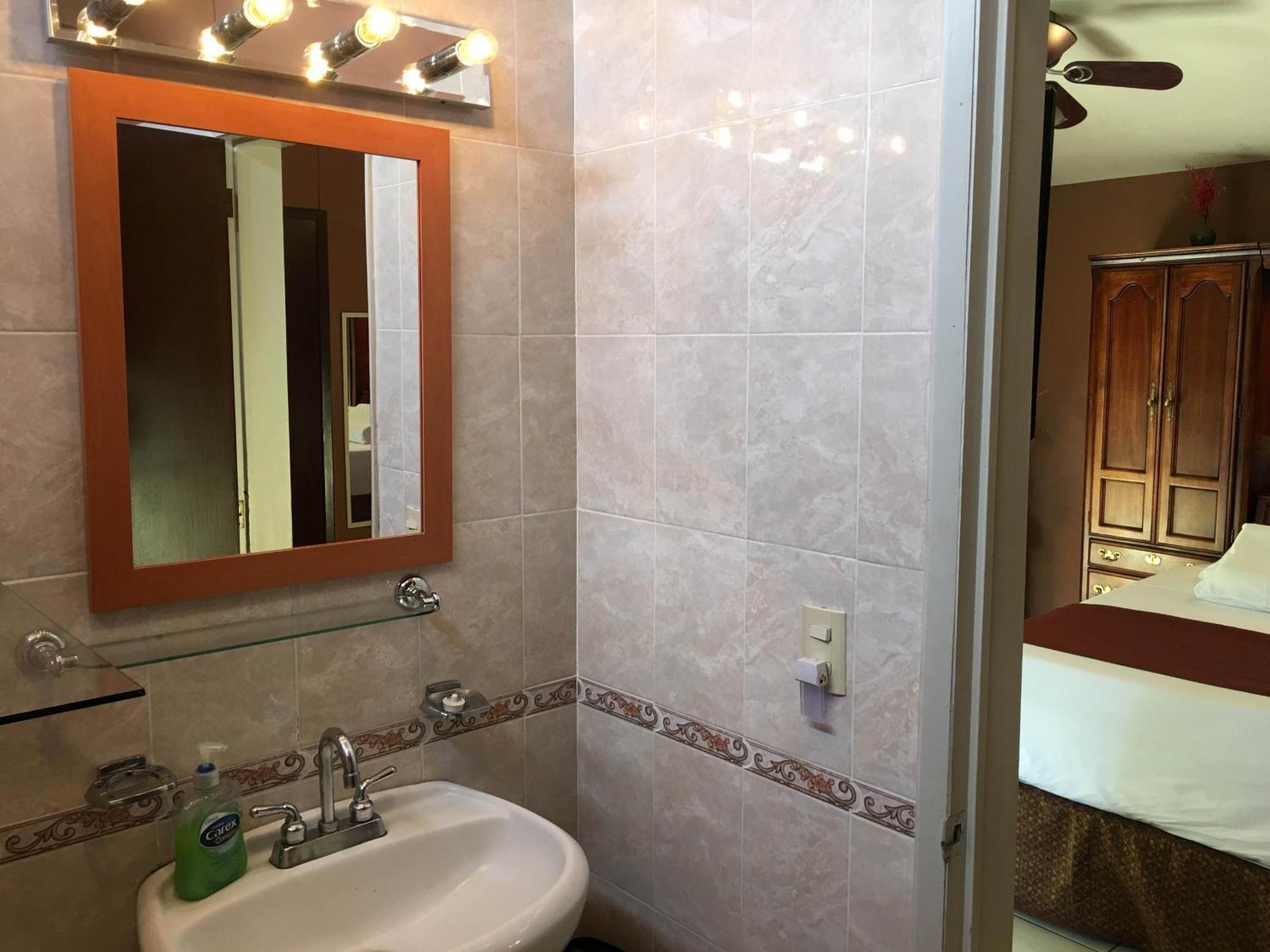 Dickinson Guest House, Guadalajara Expo Екстериор снимка