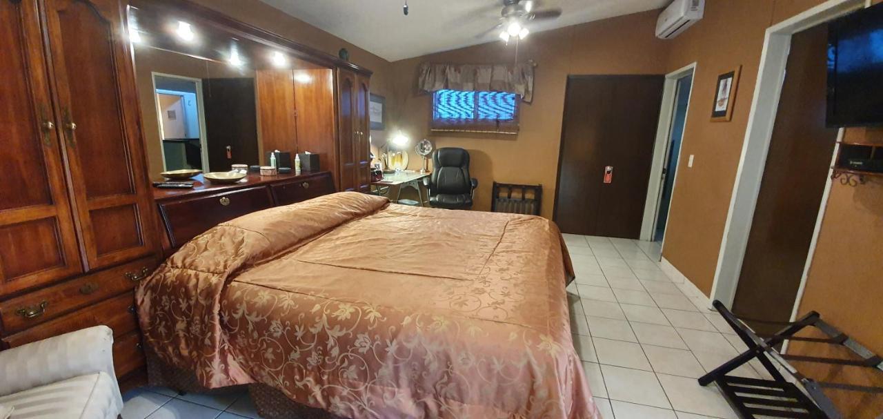 Dickinson Guest House, Guadalajara Expo Екстериор снимка